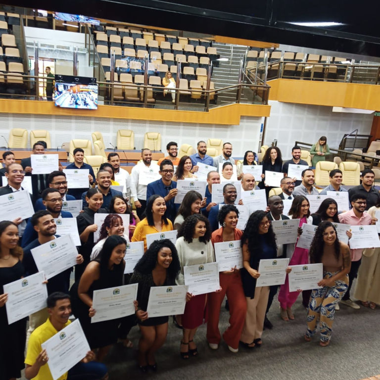 Em 5 de abril de 2024, a Câmara Municipal de Goiânia (@camaragoiania) realizou uma sessão especial para homenagear as Potências Negras no ecossistema de inovação. Estamos profundamente honrados e gratos por este reconhecimento. Nossa jornada até aqui não foi fácil. Apesar de ainda sermos poucos nos ambientes de inovação, cargos de liderança e entre os grandes empresários, estamos vencendo aos poucos. Cada passo que damos é uma vitória, cada conquista é um marco na nossa história.