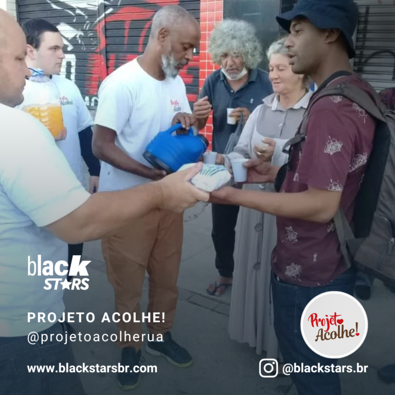 Uma Corrente de Solidariedade O Projeto Acolhe, localizado na Zona Norte de São Paulo-SP e conta com a participação do líder BlackStars Vinicius Matos de Assis @negricius é uma ação entre amigos que busca aliviar o sofrimento das pessoas em situação de rua. Com empatia e solidariedade no coração, eles distribuem lanches, kits de higiene e muito amor. Cada gesto faz uma diferença significativa.